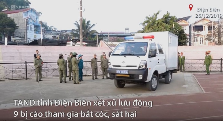 Chín bị can sát hại thiếu nữ giao gà ra tòa