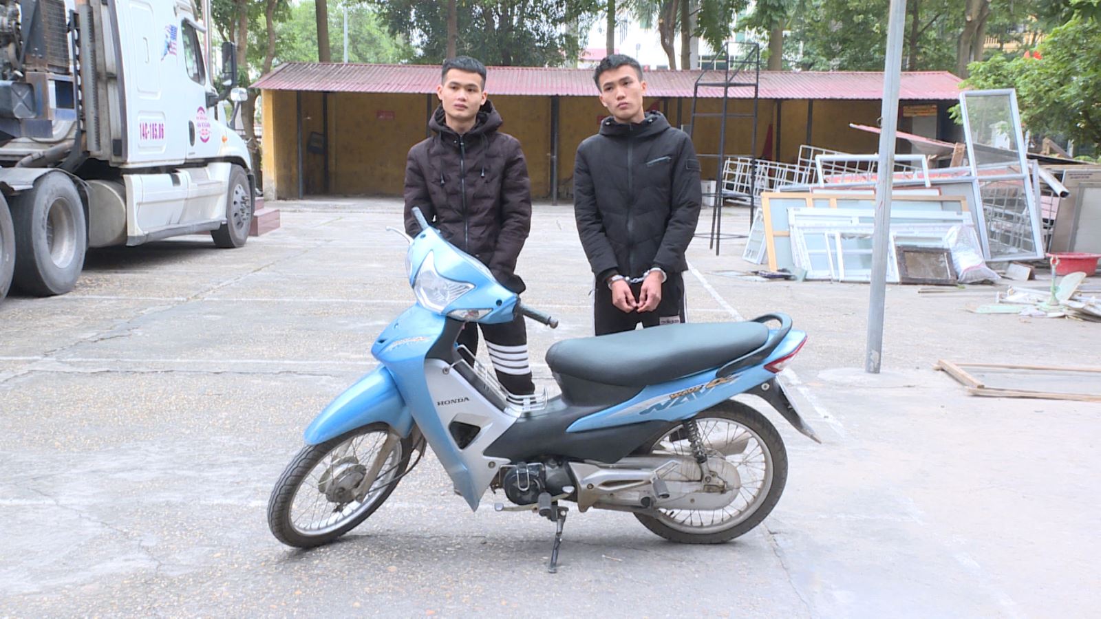 Bắt 2 hot boy cướp cả tiền của người tàn tật để đi chơi game