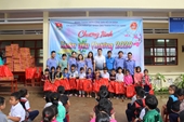 Tuổi trẻ VKSND TP Đà Nẵng tặng quà học sinh nghèo vùng cao