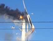Tuabin điện gió cao gần 100m bốc cháy, cánh quạt rụng tơi tả