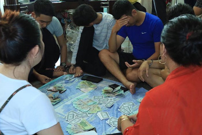 Bắt quả tang cán bộ thanh tra tỉnh đang say sưa trên chiếu bạc