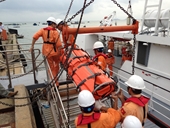 Điều tàu SAR 412 đưa ngư dân bị nạn trên biển về bờ chữa trị