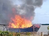 Kiểm sát khám nghiệm hiện trường vụ cháy tàu du lịch gây thiệt hại 4 tỷ đồng