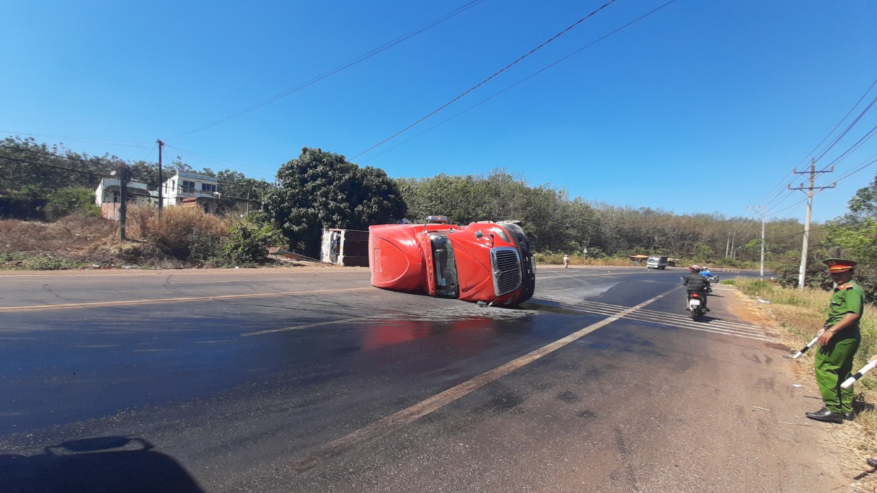 Hung thần lật chắn ngang đường, san phẳng biển quảng cáo