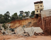 16 hộ dân ở TP Hạ Long phải di dời khẩn cấp vì sập bờ kè