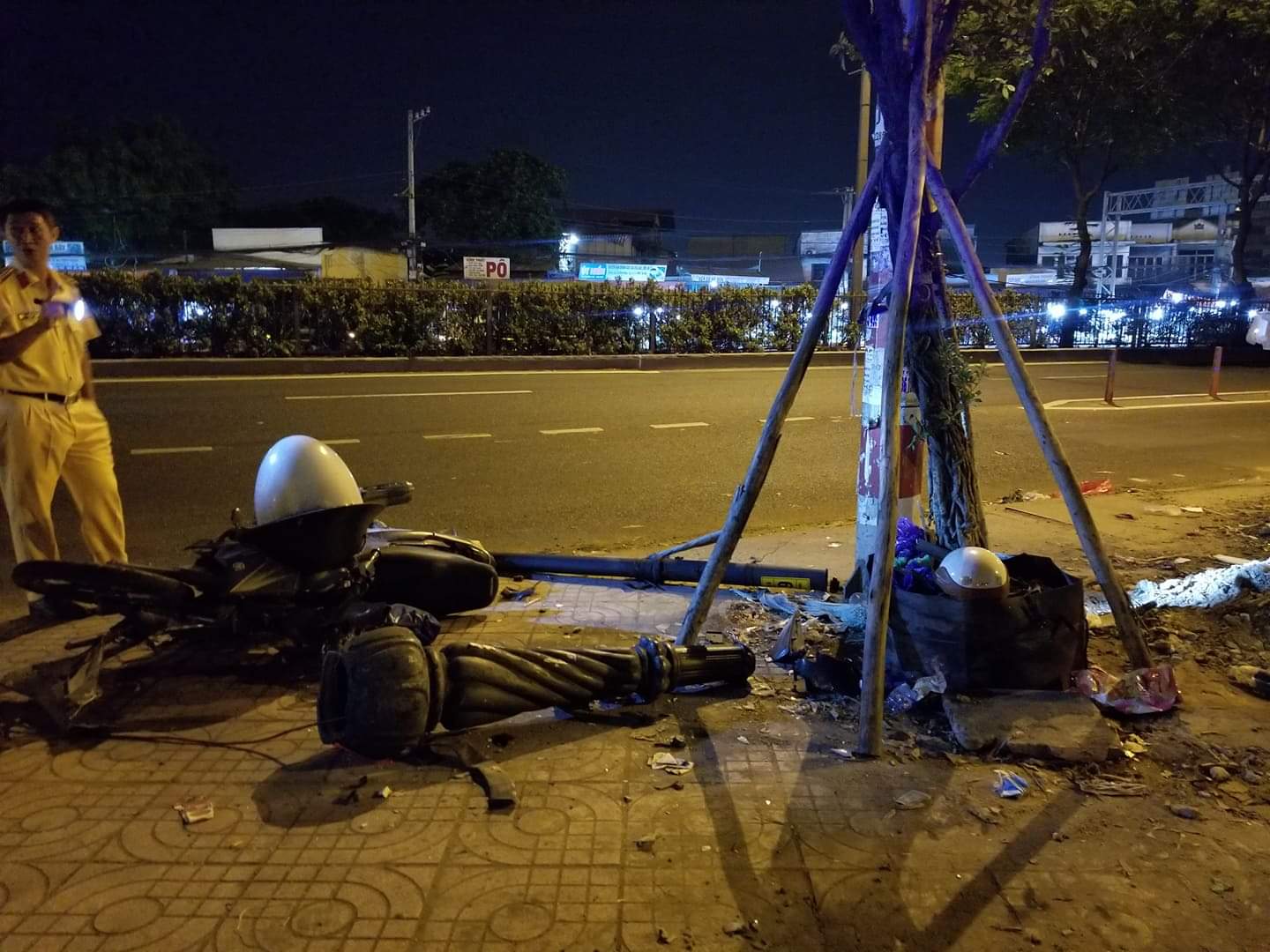 Tông vào cột đèn chiếu sáng, một nam thanh niên tử vong