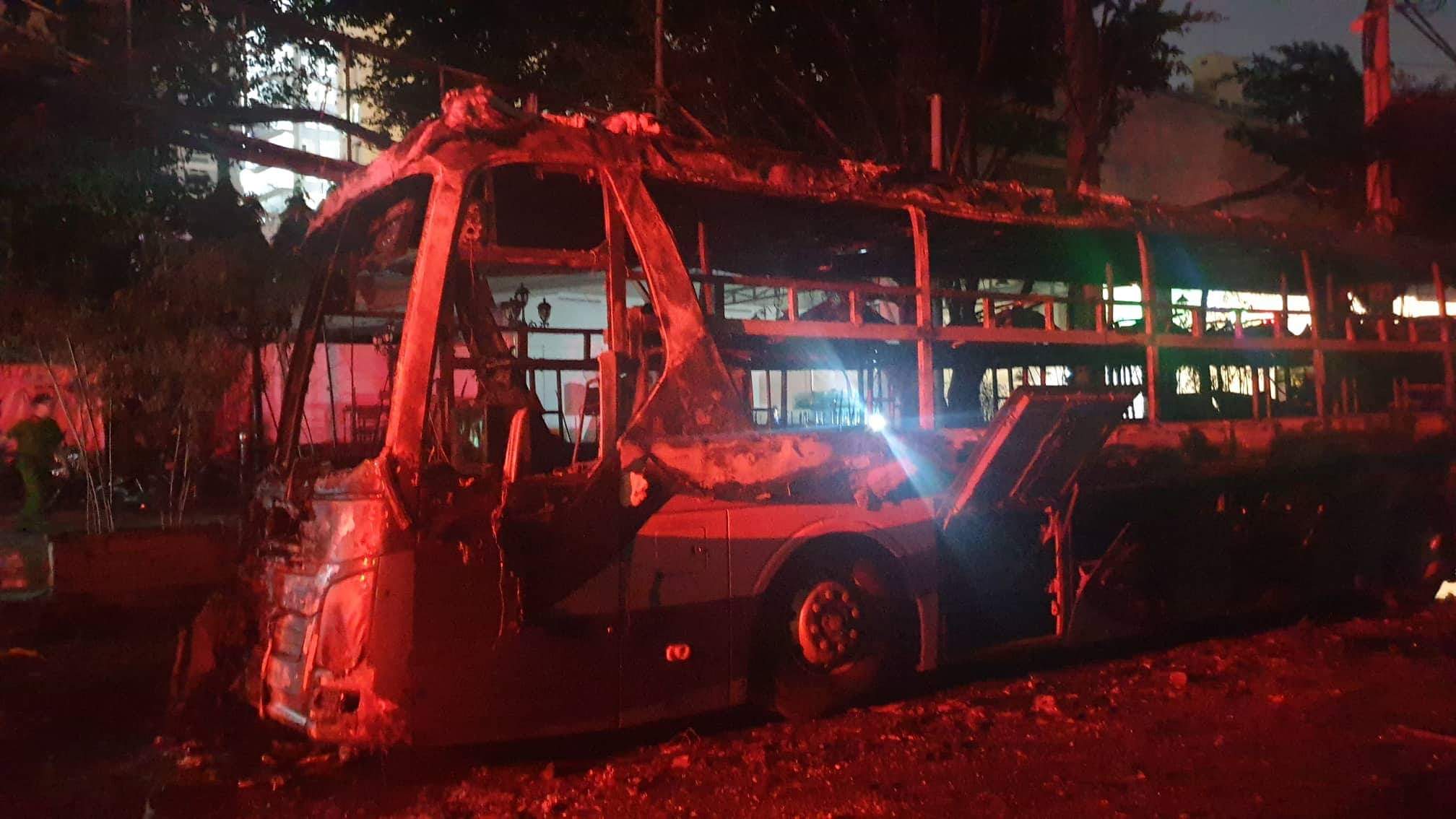 Xe giường nằm 3 tỉ bốc cháy dữ dội