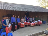 VKSND huyện Mường Chà tặng quà người nghèo trong dịp tết Canh Tý