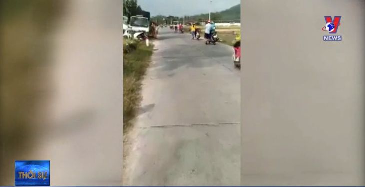 Tài xế dắt xe qua mặt cảnh sát giao thông