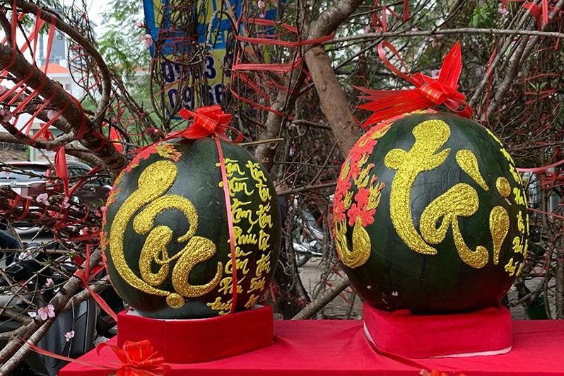 Dưa hấu thư pháp nhũ vàng độc đáo giá nửa triệu đồng