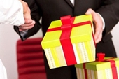 Xử lý kịp thời những trường hợp tặng quà, nhận quà trái quy định