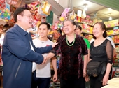 Phó Thủ tướng Vương Đình Huệ đi chợ Xuân ngày 30 Tết