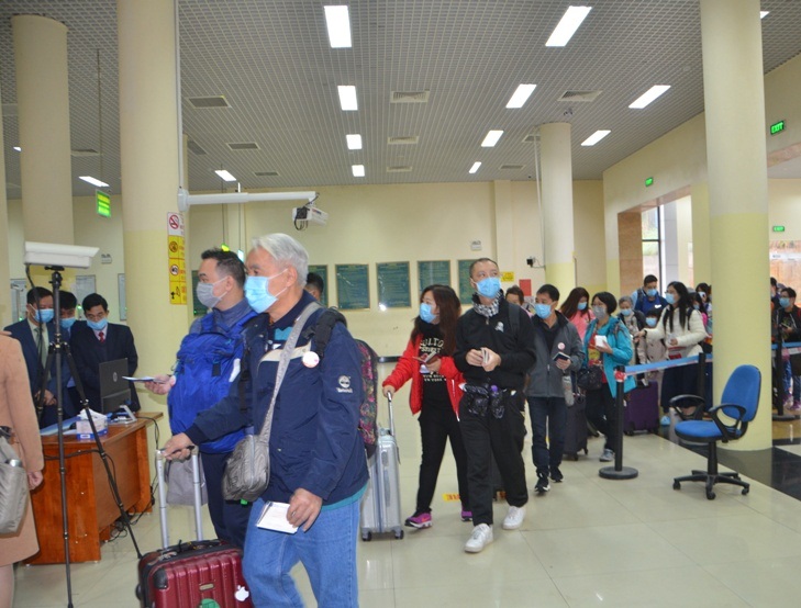 Du khách Trung Quốc đeo khẩu trang xông đất Quảng Ninh