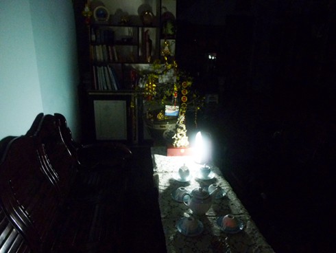 Hàng nghìn gia đình đón giao thừa trong bóng tối sau dông lốc, mưa đá