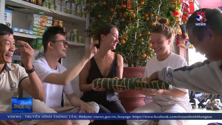 Người nước ngoài trải nghiệm ăn Tết Việt Nam