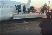 Máy bay Iran chở 144 người hạ cánh xuống đường cao tốc bằng  bụng