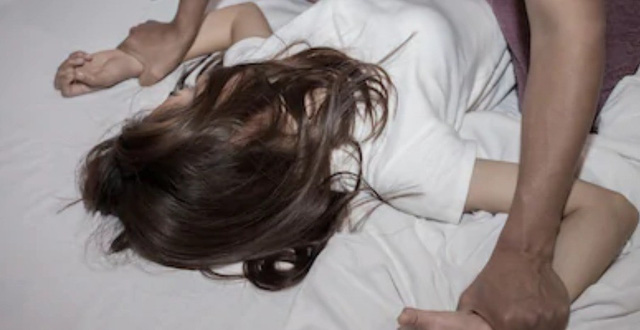 Đòi quan hệ với bạn gái mới quen trong phòng trọ