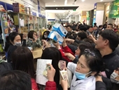 Trăm người chen lấn mua khẩu trang phòng dịch bệnh do virus corona