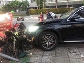 Truy tìm lái xe Mercedes tông chết tài xế Grabbike