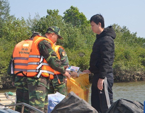 Người đàn ông mang gần 9 000 khẩu trang y tế xuất lậu sang Trung Quốc