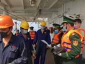Quảng Bình kiểm tra sức khỏe thuyền viên tàu hàng Trung Quốc nhập cảng