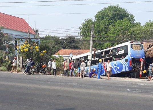 Va chạm với xe khách, xe tải biến dạng, nhiều người bị thương