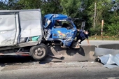 Xe container va chạm xe tải tài xế nhập viện cấp cứu