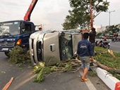 Ô tô gây tai nạn rồi lật ngửa trên đường Phạm Văn Đồng, nhiều người bị thương