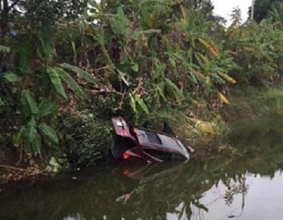 Ô tô lao xuống ao, hai vợ chồng ở Quảng Ninh tử vong thương tâm