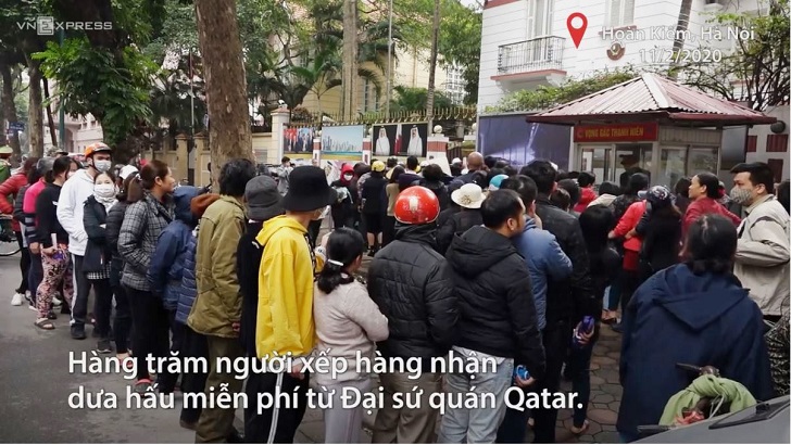Đại sứ quán Qatar phát dưa hấu miễn phí