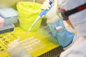 Trung Quốc kêu gọi người khỏi bệnh viêm phổi do Covid-19 hiến huyết tương