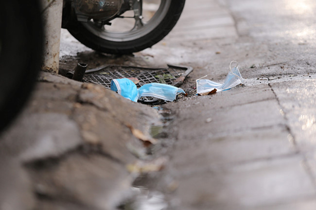 Bị phạt đến 7 triệu đồng nếu vứt khẩu trang không đúng nơi quy định