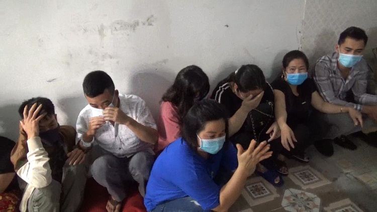 Sửng sốt phát hiện 15 phụ nữ đeo khẩu trang đánh bạc