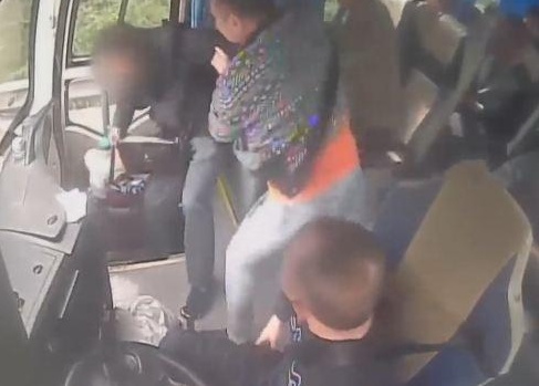 Đề nghị đình chỉ công tác tài xế xe buýt cầm hung khí tung chưởng khách