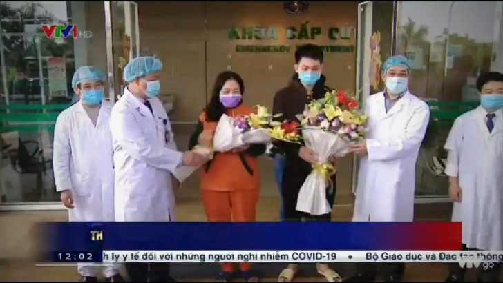 Vỡ òa 2 bệnh nhân nhiễm Covid-19 xuất viện sau khi khỏi bệnh