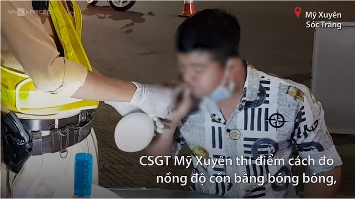 CSGT dùng bong bóng đo nồng độ cồn