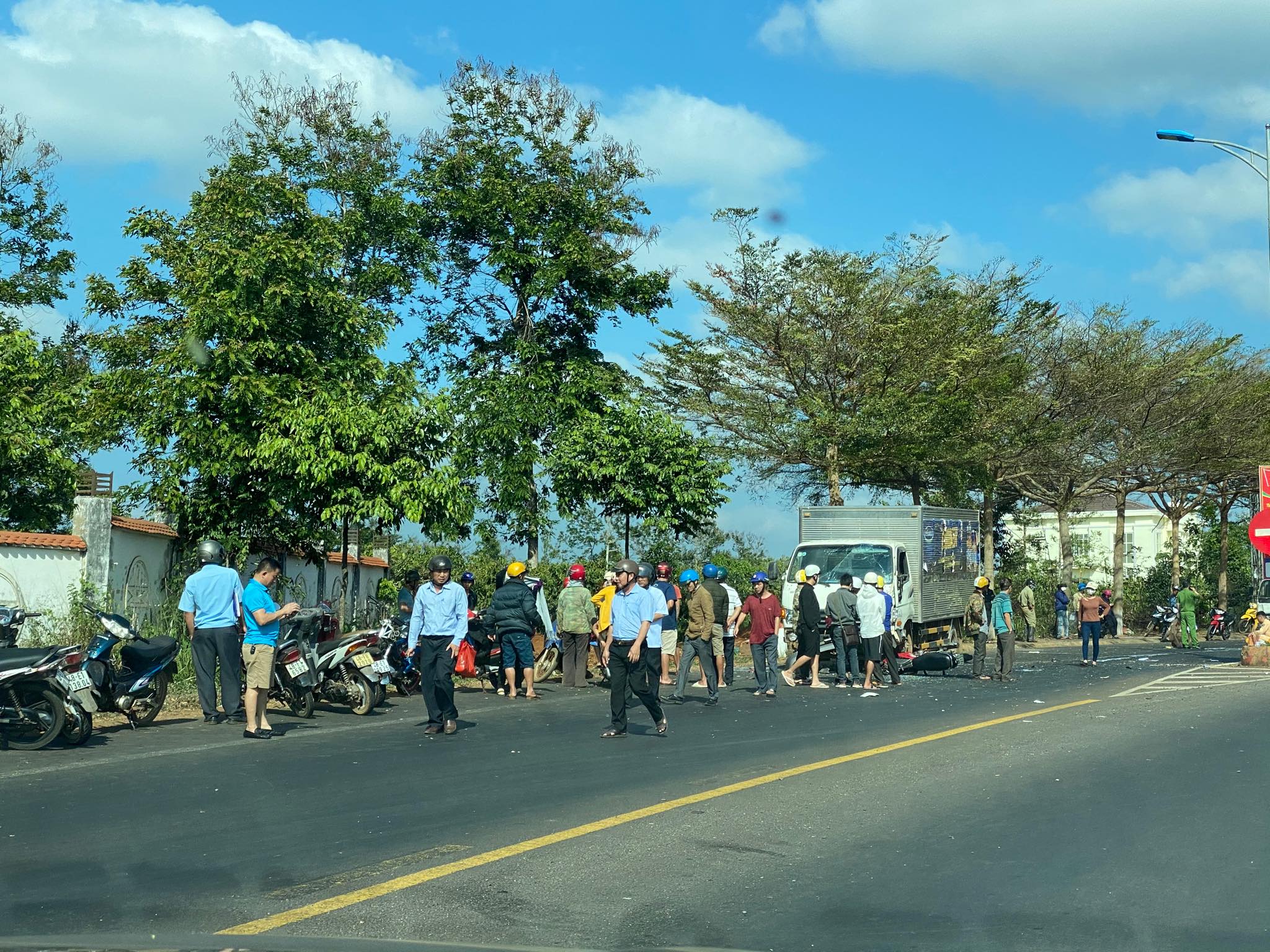 Va chạm kinh hoàng với xe tải, 1 người chết, 1 người nguy kịch