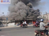 Đang bốc cháy xưởng gỗ dữ dội ở ven TP Hồ Chí Minh