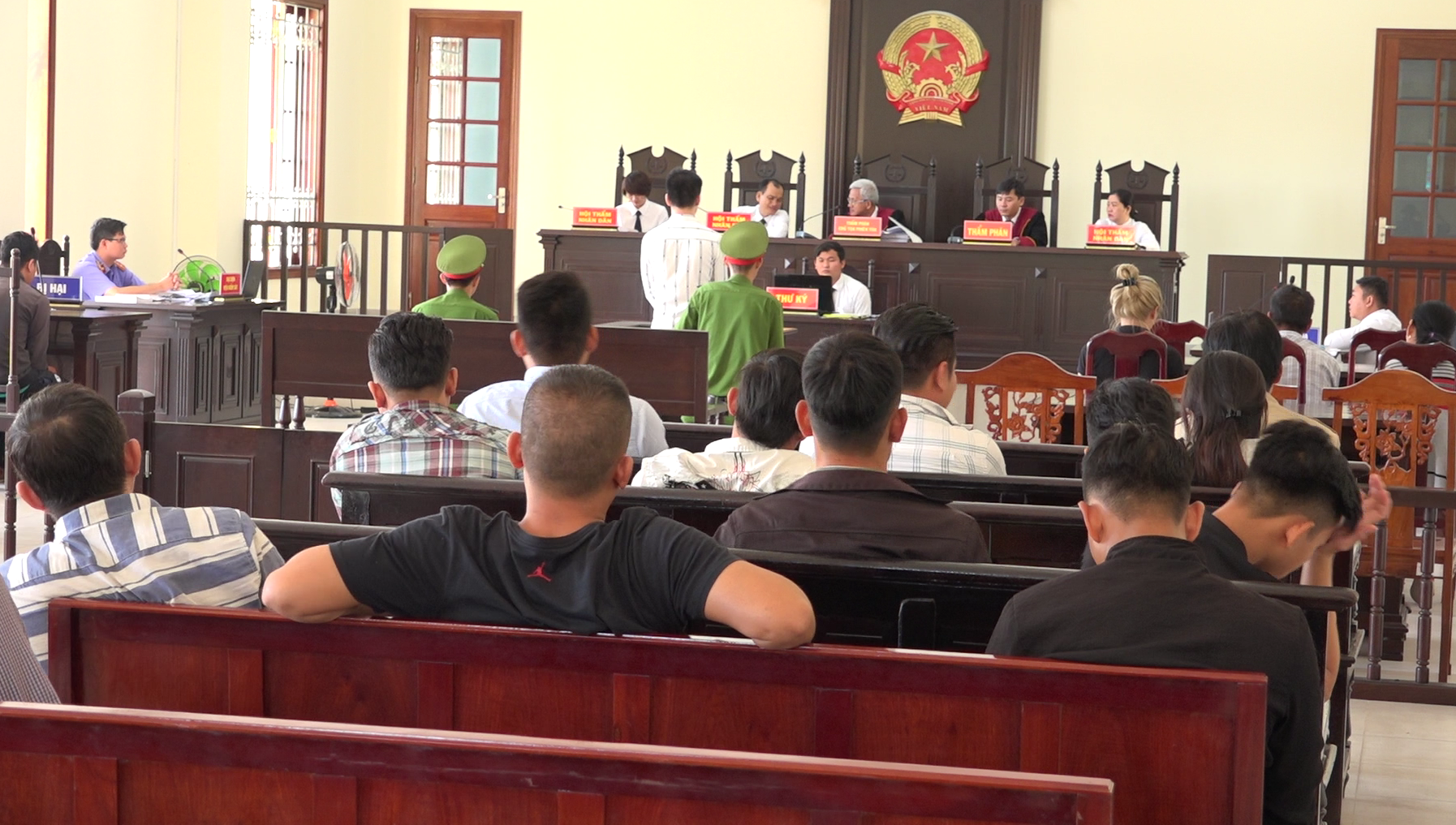 Trút mưa dao lên người khác vì thấy vợ bị chửi