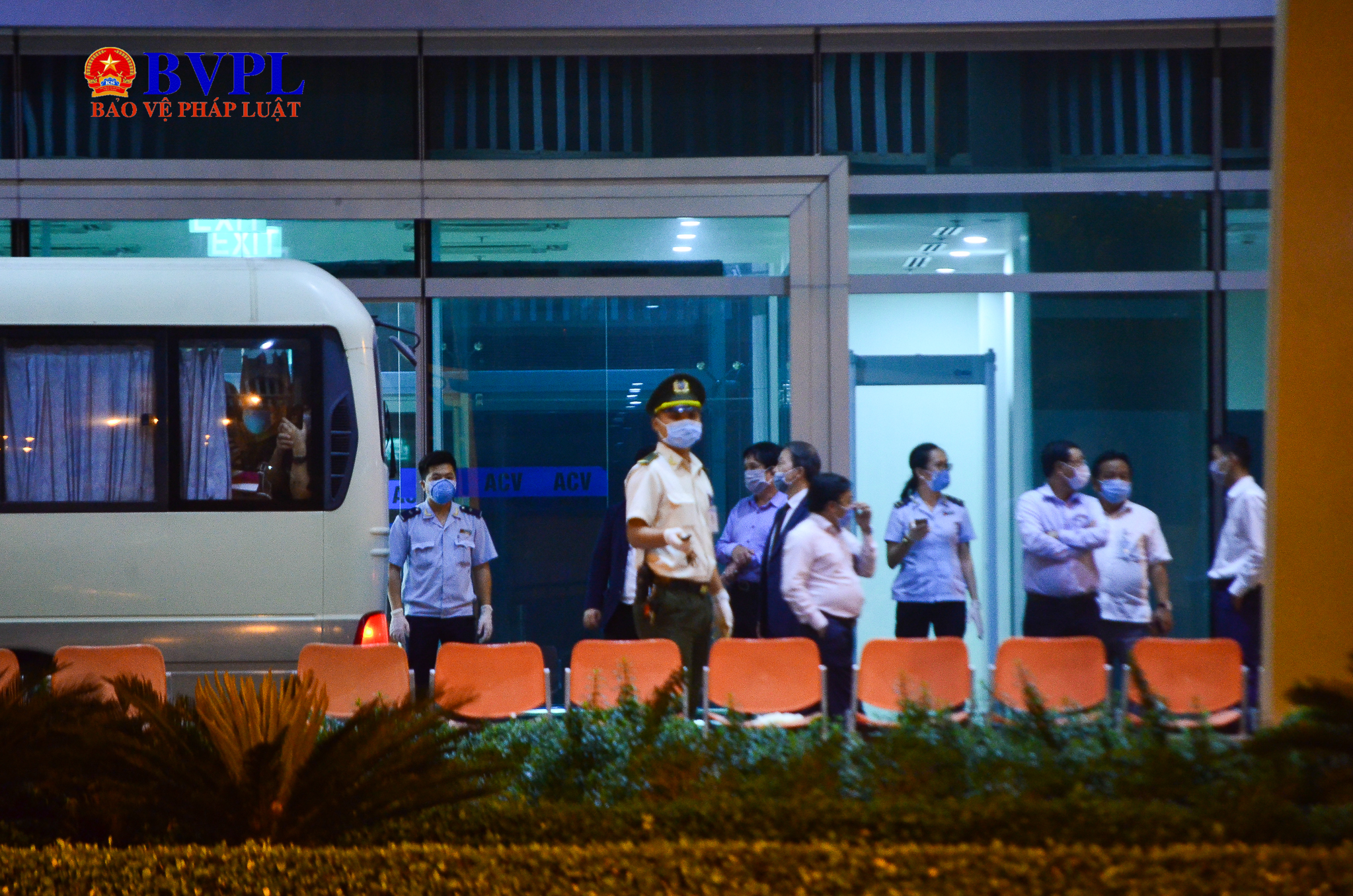 Đoàn khách Hàn Quốc được đưa về nước theo nguyện vọng lúc nửa đêm