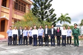 Thường trực Ban Bí thư Trần Quốc Vượng thăm cán bộ, công chức VKSND huyện Côn Đảo