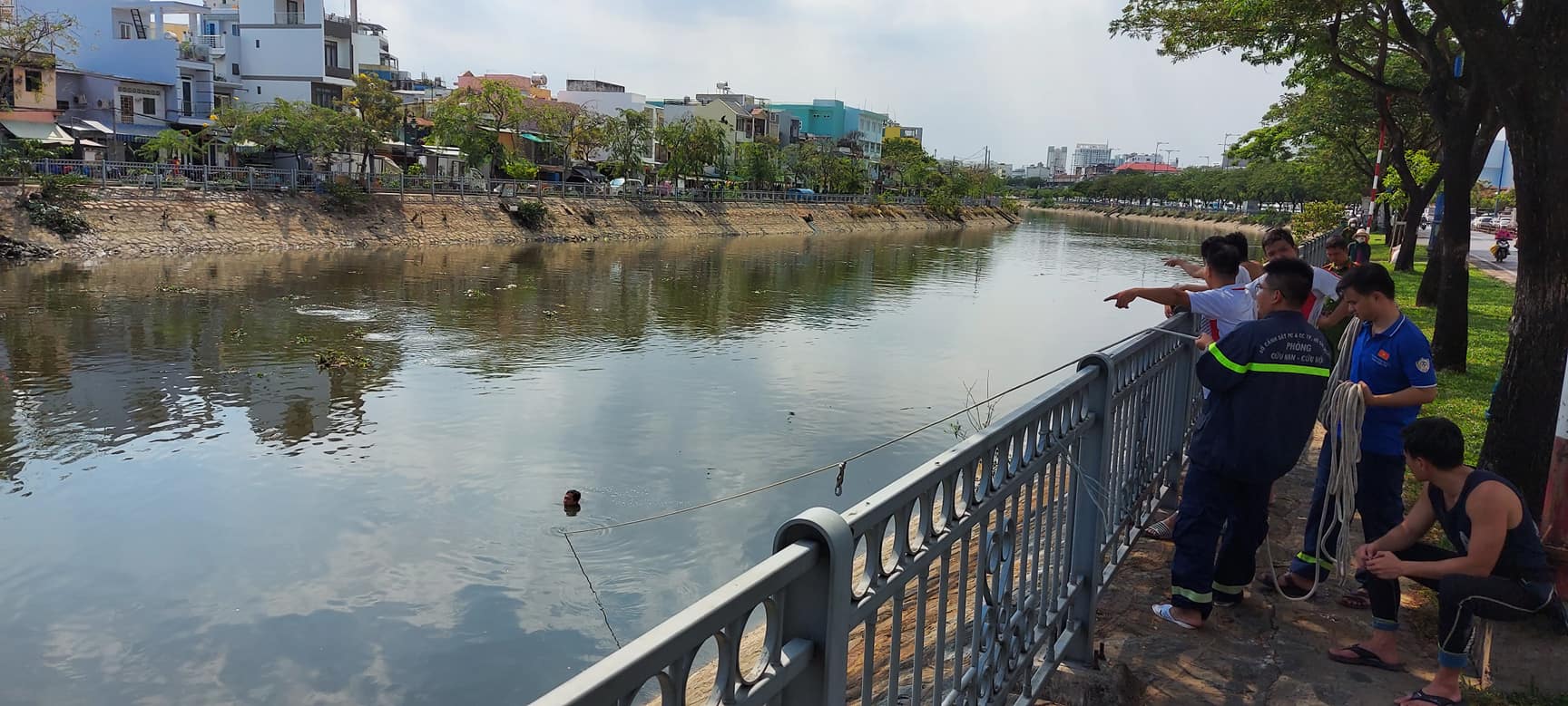 Tìm kiếm đôi nam nữ nghi nhảy xuống kênh tự tử