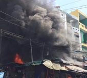 Cháy chuỗi cửa hàng kế chợ Hạnh Thông Tây, người dân hoảng loạn tháo chạy