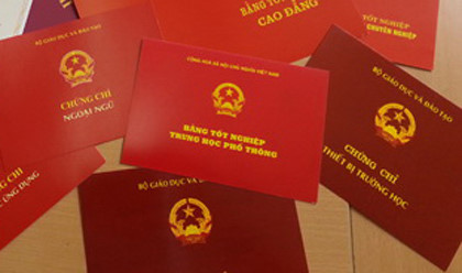 Cách chức một nữ hiệu trưởng vì sử dụng bằng THPT giả