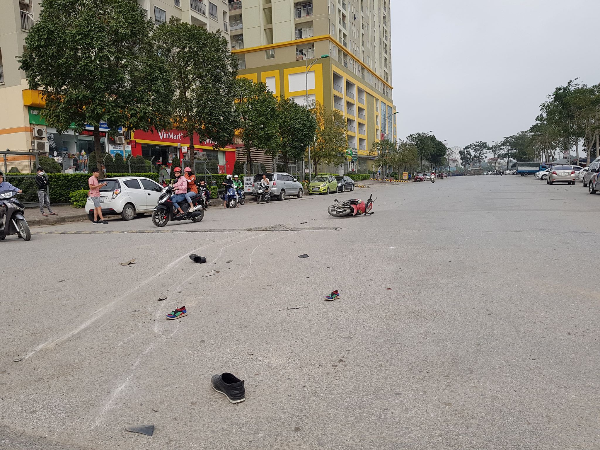 Tài xế xe bán tải gây tai nạn rồi bỏ trốn