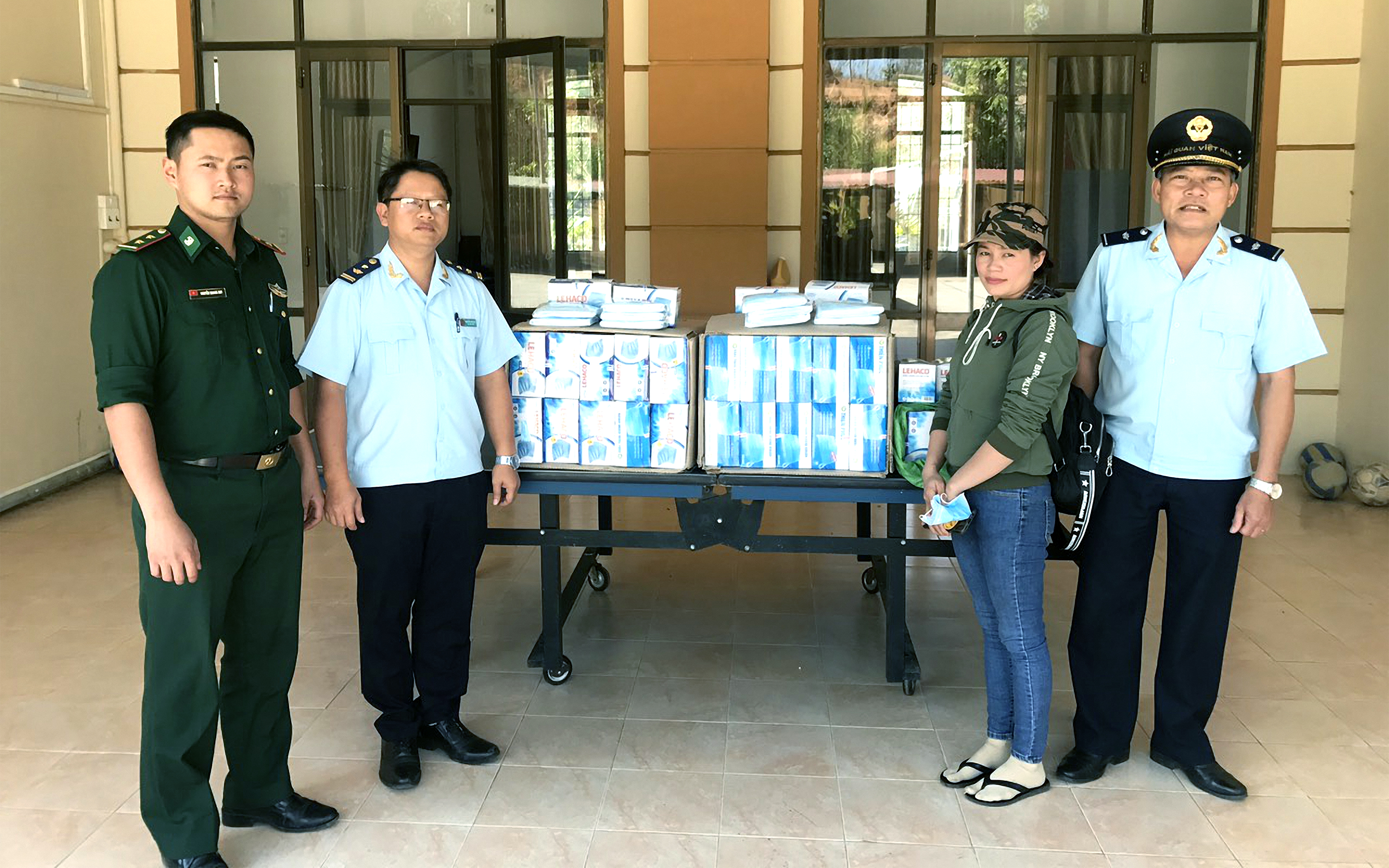 Bắt đối tượng mua gom 6,3 triệu khẩu trang mang sang Lào bán kiếm lời