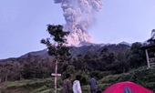 Núi lửa mạnh nhất Indonesia phun cột khói bụi cao 6km, sân bay Solo đóng cửa