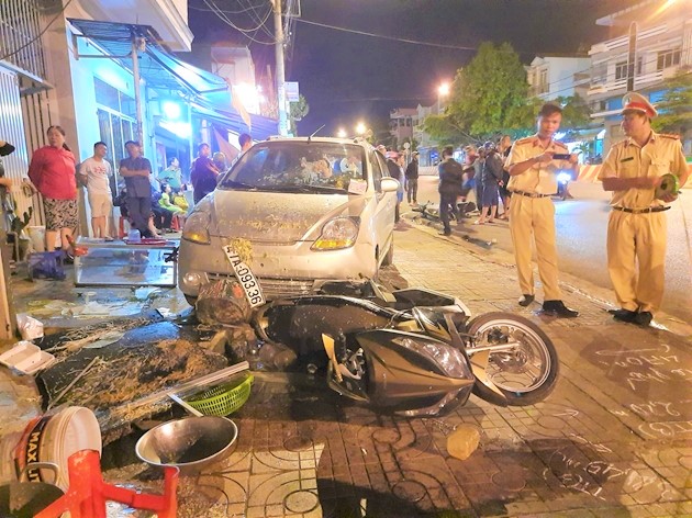 Xe ben không người lái gây tai nạn liên hoàn giữa phố