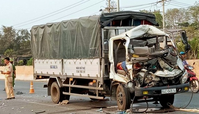 Xe tải nát đầu sau khi đầu đầu với máy cày, 3 người thương vong