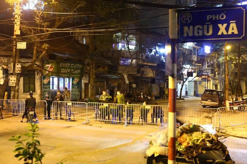 Tài xế và bác ruột cô gái ở Trúc Bạch nhiễm Covid-19